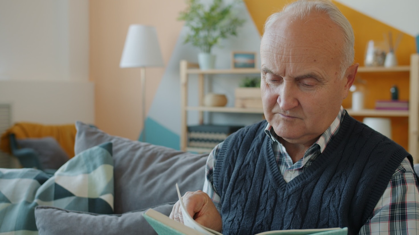 Qué leen las personas mayores en España: pistas para entender sus gustos como lectores